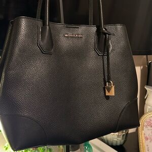 Michael Kors Mercer Gallery medium leather satchel in black pebbled leather.